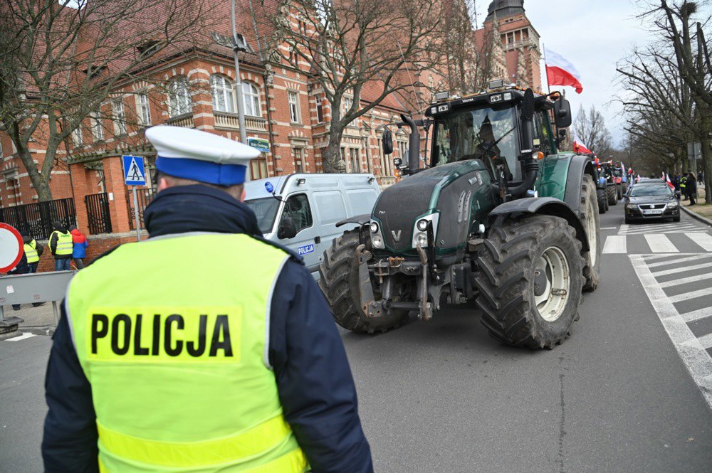 Польські фермери блокують вулицю під час протесту в Щецині, 3 квітня 2023 року.