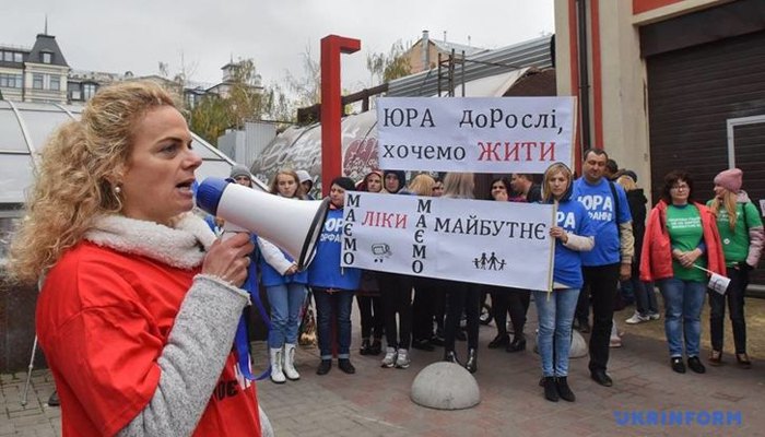  Тетяна Кулеша ( злiва) та родичі пацієнтів з орфанними захворюваннями під час мітингу в Києві з вимогою збільшити фінансування
державних програм