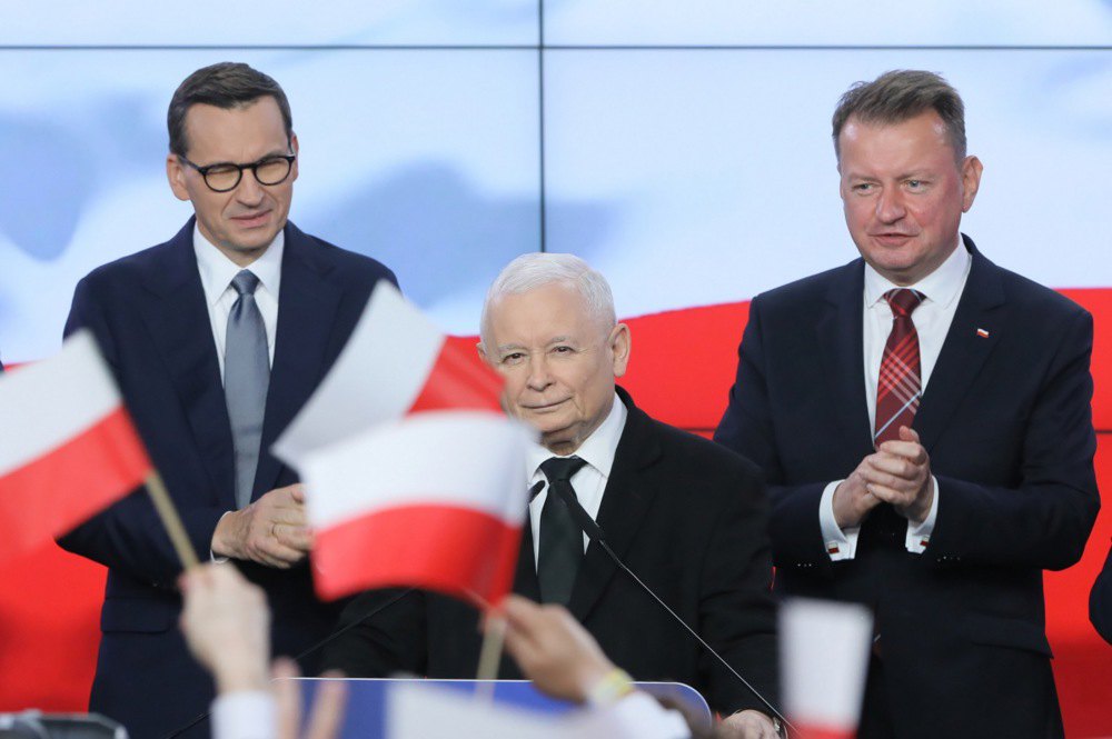 Лідер PiS Ярослав Качинський під час зустрічі з журналістами у ніч парламентських виборів у Варшаві,15 жовтня 2023 р.