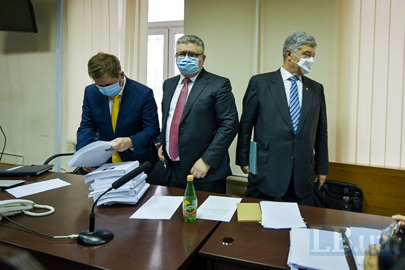 Петро Порошенко з адвокатами Ігорем Голованем ( у центрі) та Іллею Новіковим