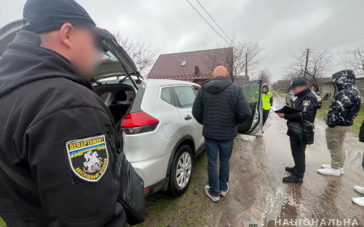 Викрили ділків, які відмили майже мільйон під час ремонту будівлі міграційної служби на Чернігівщині