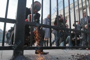 Нардеп Парубий разрезал электропилой забор возле Рады