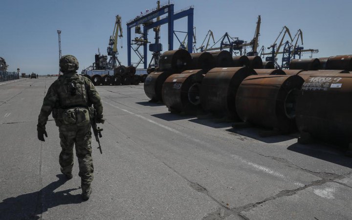 Росія продовжує незаконно вивозити з Маріуполя український метал 
