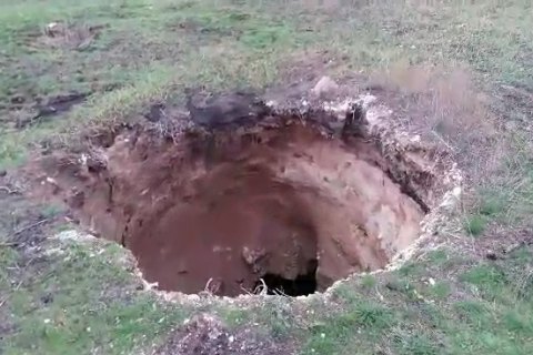 В Бахмутском районе произошел обвал земли на глубину 15 метров