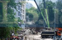У Києві рятувальники розбирають завали після ракетної атаки окупантів (фоторепортаж)