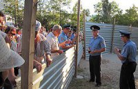Севастопольские активисты собрали сход и снесли строительный забор