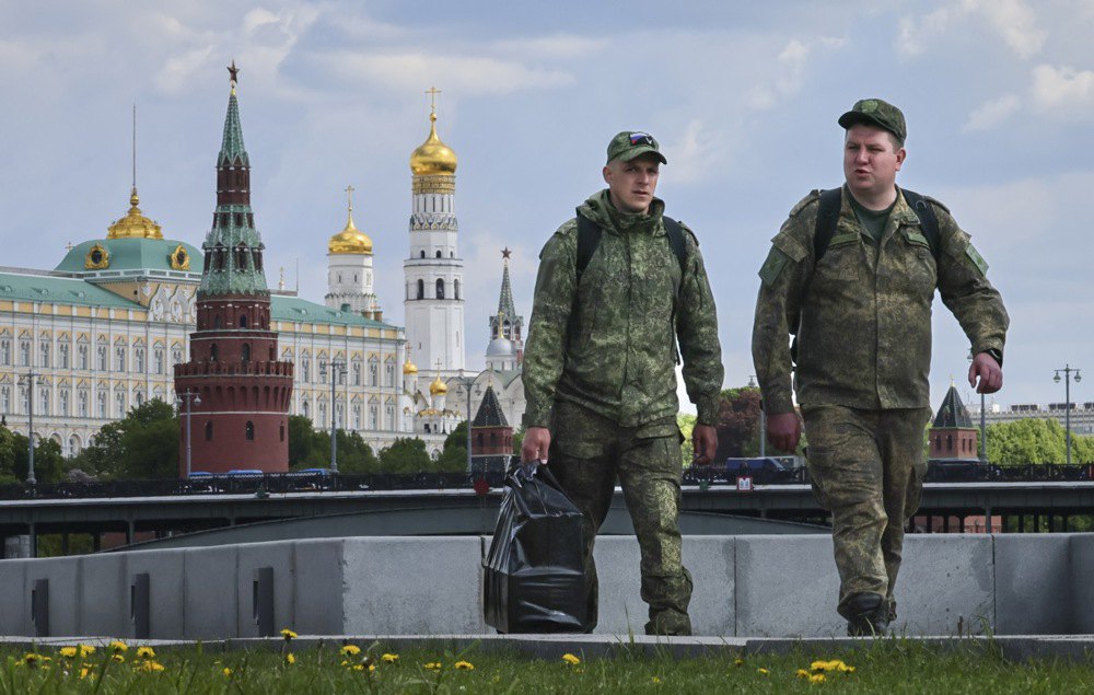 Солдати армії РФ поблизу Кремля, 15 травня 2025 року.