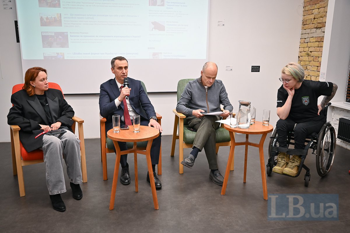 Директорка ради директорів компанії «Дарниця» Катерина Загорій, міністр охорони здоров'я Віктор Ляшко, голова профільного
комітету ВРУ Михайло Радуцький, нардепка і ветеранка-доброволиця Яна Зінкевич (праворуч)