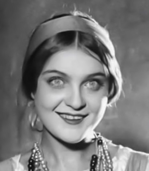 Ганна Фісакова - Марія у фільмі «Земля в полоні» (1927)