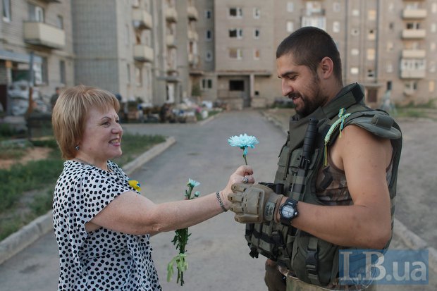 Авдеевка. Местные жители поздравляют бойцов с Днем независимости
