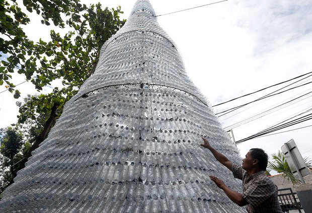 Чоловік закінчує оформлення ялинки, виготовленої з 6000 пляшок, біля християнської церкви в місті Депок, Індонезія, 22 грудня
2016 року