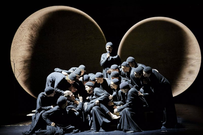 Сцена зі спектаклю Кірілла Сєрєбрєннікова «Чорний чернець» на сцені Папського палацу в Авіньйоні, липень 2022 року.