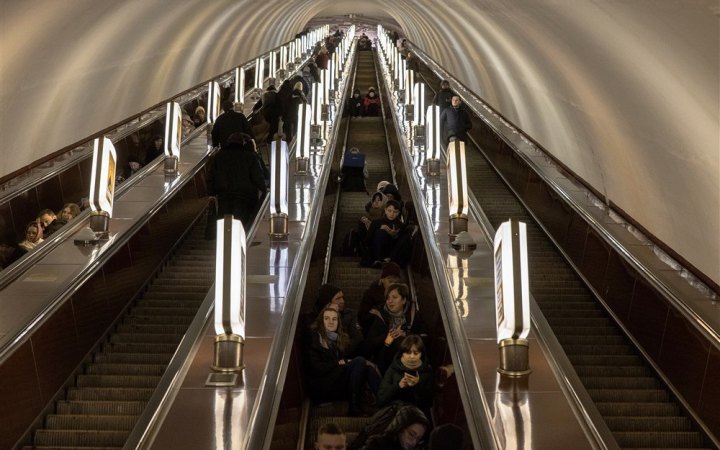 У метро Києва пасажирка потрапила під потяг (оновлено)