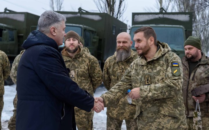Порошенко передав бригадам на Донеччині зброю та спорядження на 28 млн грн