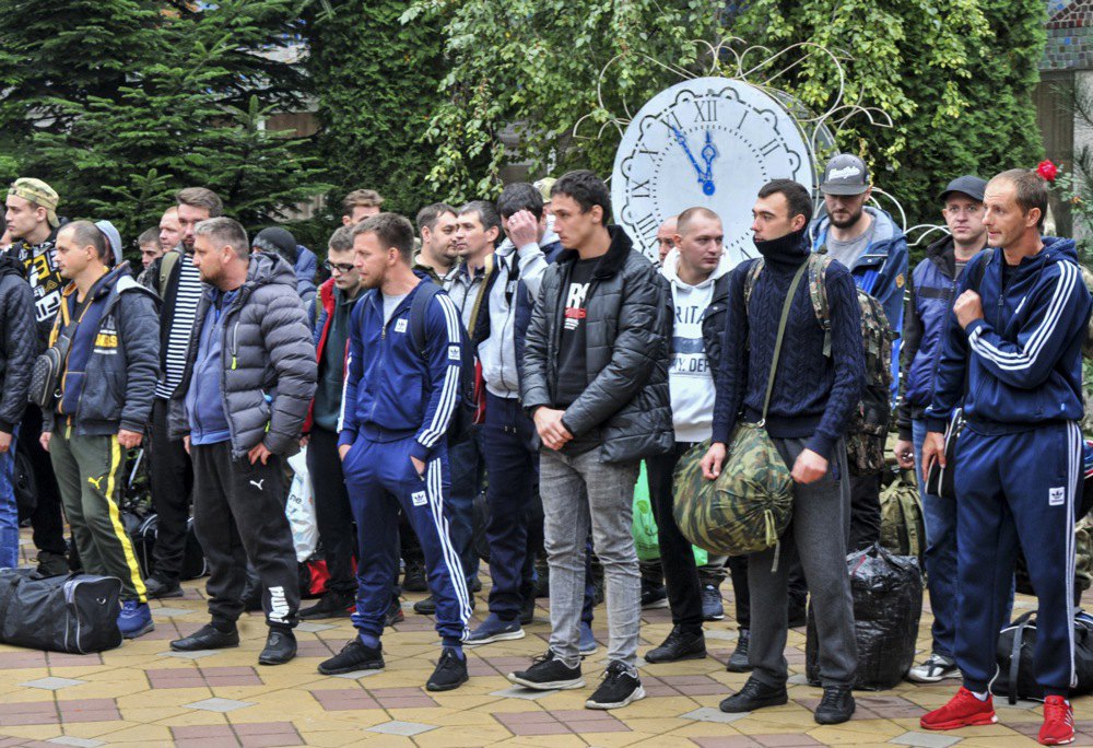 Призовники в пункті мобілізації армії РФ. 