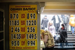 Украинцев призвали не скупать доллары и не снимать депозиты