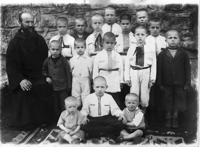 Иеромонах Даниил Тымчина с воспитанниками детского приюта, в центре в вышиванке — Адам Ротфельд