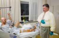 Порошенко проведал в Берлине раненых украинских бойцов