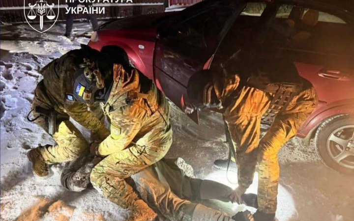 На Вінниччині чоловіка підозрюють у вимаганні коштів у військовослужбовця