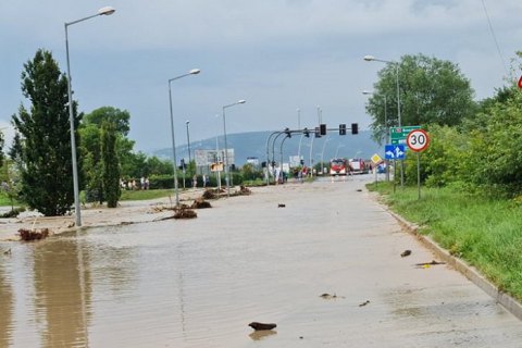 На півдні Польщі через сильні зливи річка вийшла з берегів і затопила трасу 