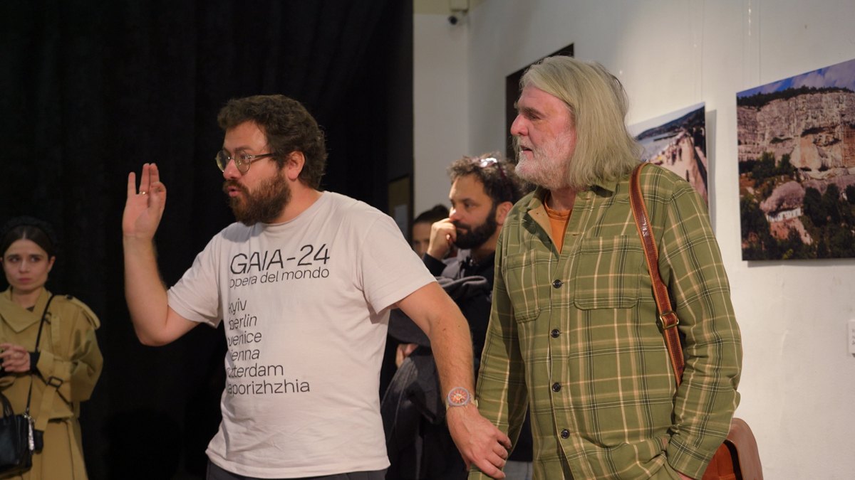 Томас Ірмер (праворуч) під час візиту до Театру ветеранів 