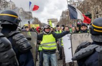 В Париже фотографу, снимавшему акцию "желтых жилетов", взрывом гранаты оторвало кисть