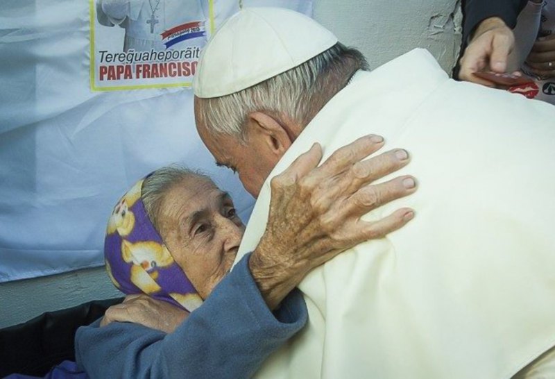 Папа Франциск під час візиту до притулку для літніх людей.