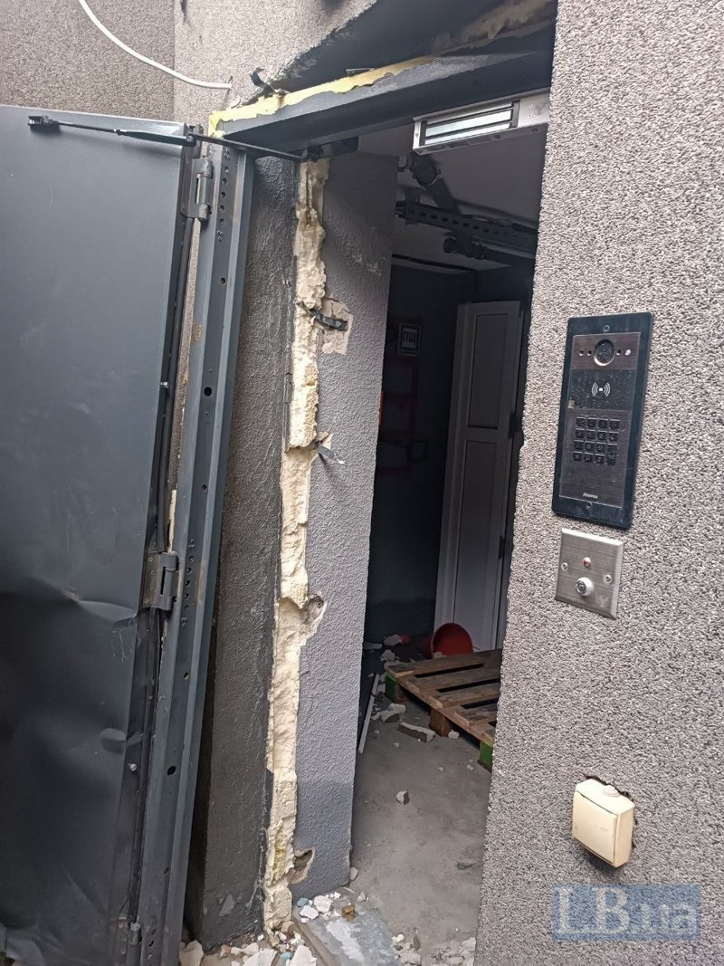 Вхід в укриття будинку