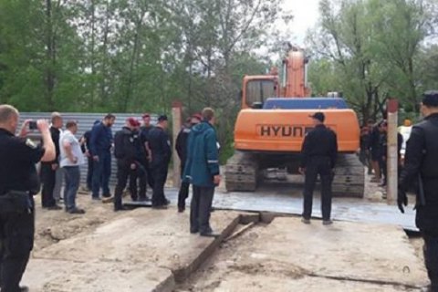 В Киеве земснаряд задержали за незаконную добычу песка