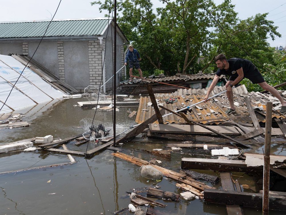 Сергій Луденський під час порятунку домашніх тварин після підриву Каховської дамби. 