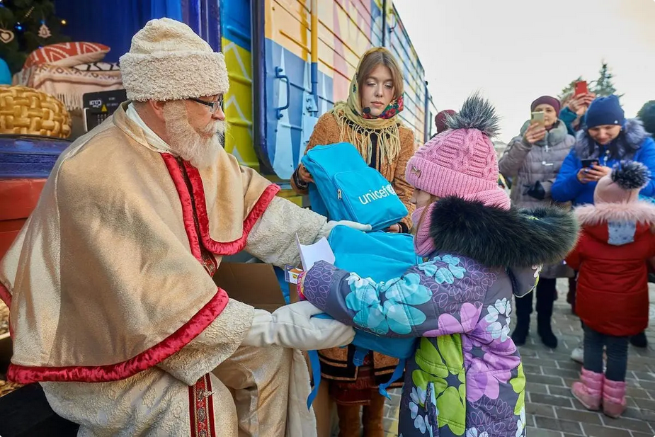 Святий Миколай дарує подарунки дітям у деокупованих громадах 