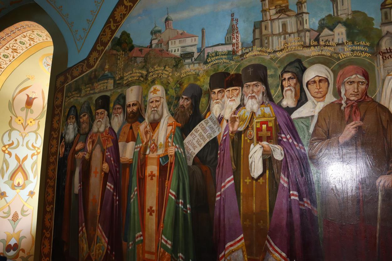 Стінопис печерного храму Успенського собору Почаївської лаври, праворуч- Ксенія Петербурзька, ліворуч від неї - Матрона Московська 