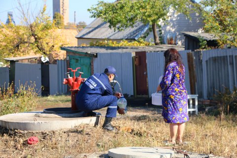 ГосЧС организовала подвоз питьевой воды жителям Торецка