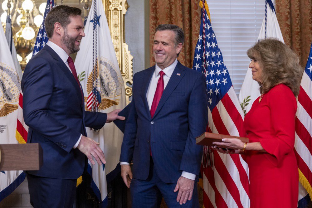 Віцепрезидент Джей Ді Венс приймає у Джона Реткліффа присягу голови ЦРУ