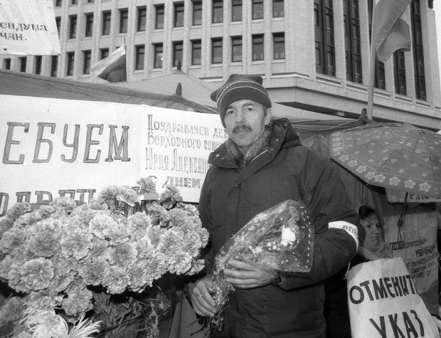 Юрий Мешков на голодовке под стенами Крымского облсовета, 1991 год
