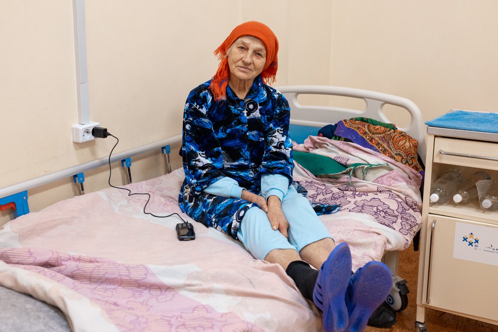 Евакуйована мешканка з прифронтового району в тимчасовому прихистку, січень 2024