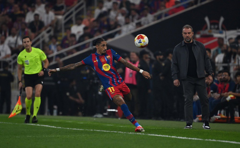 Рафінья віддає пас