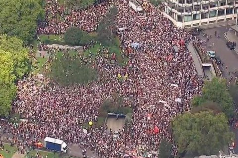 Десятки тысяч людей в Лондоне вышли на марш в поддержку беженцев
