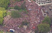 Десятки тисяч людей у Лондоні вийшли на марш на підтримку біженців