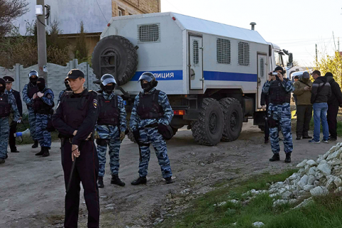 Російські силовики відпустили кримськотатарських активістів, яких затримали за зйомку обшуку