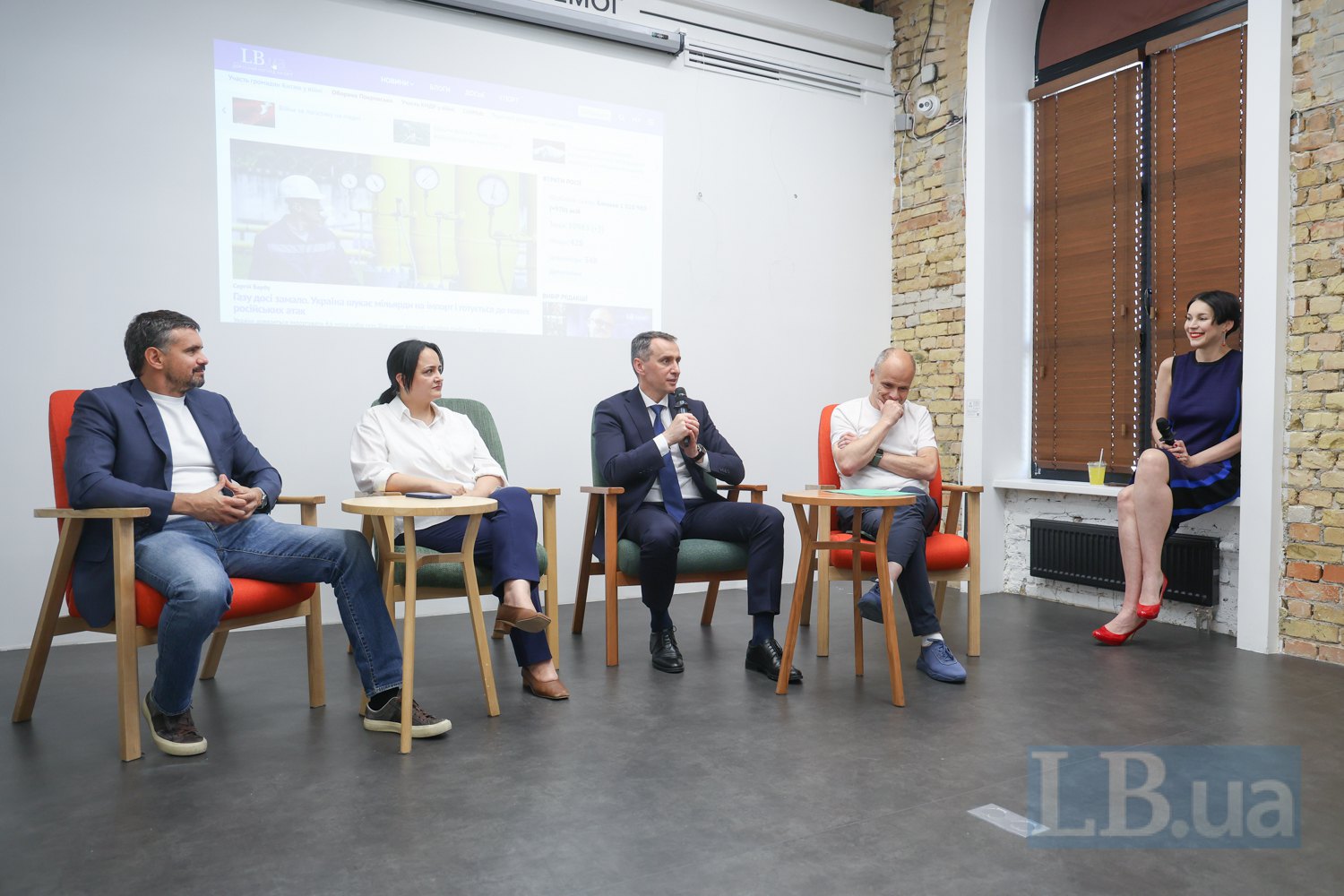 Ihor Liski, Nataliya Husak, Viktor Lyashko, Mykhaylo Radutskyy and moderator Sonya Koshkina during the discussion