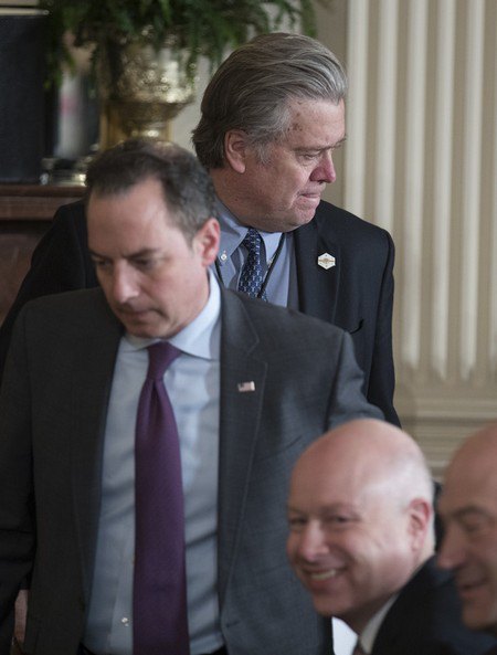 Политический советник Дональда Трампа Стивен Бэннон (справа) и экс-глава аппарата Белого дома Рейнс Прибус