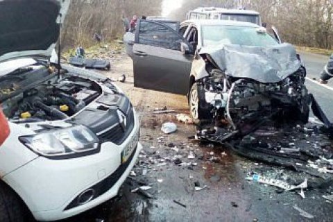 В результаті лобового зіткнення в Житомирській області двоє людей загинули, четверо травмовані