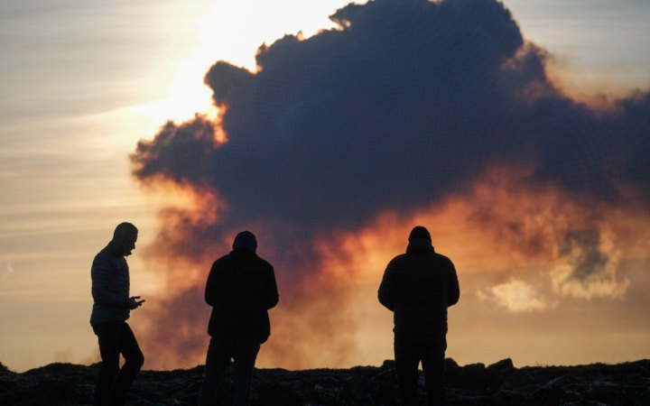 В Ісландії через виверження вулкана евакуювали мешканців селища, зайнялися будинки