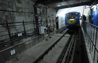 В Киеве остановилось метро: мужчина решил пройтись по рельсам