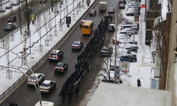 По столичной ул. Леси Украинки идут около 150 спецназовцев