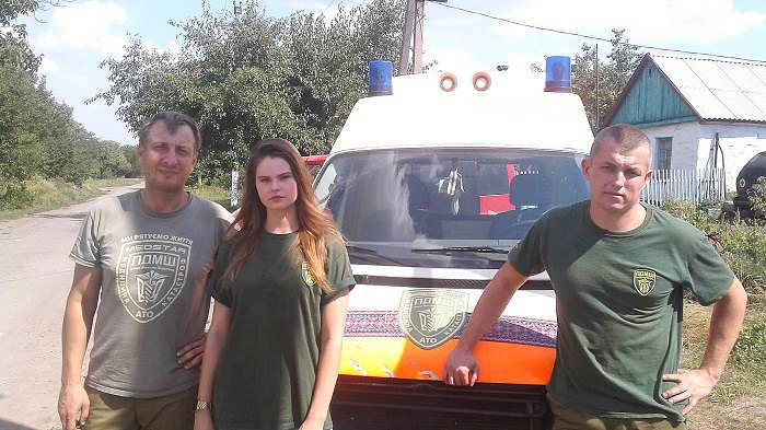 (зліва направо) добровольці ПДМШ Іван Ожог, Ніка Степаненко та Руслан Карімуллін після проведення евакуації поранених 
