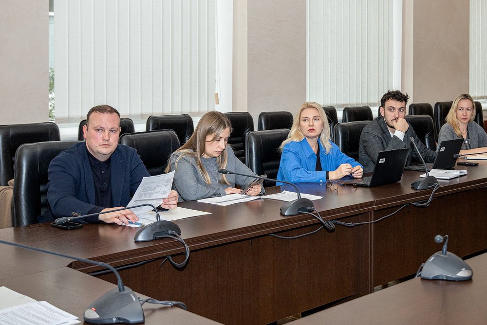 Заступник Голови Центральної виборчої комісії Віталій Плукар (ліворуч) під час засідання щодо виконання заходів Дорожньої карти з питань функціонування демократичних інституцій, які мають бути реалізовані у IV кварталі 2025 року.