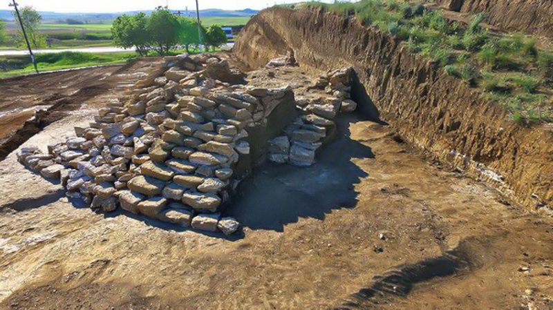 З весни 2017 року, коли готували будівництво траси «Таврида» від Керчі до Сімферополя, археологічна експедиція Інституту археології РАН проводила широкомасштабні розкопки, коли виявили близько 80 тисяч різних артефактів, понад 90 археологічних пам’яток від епохи мезоліту і до XIX ст.