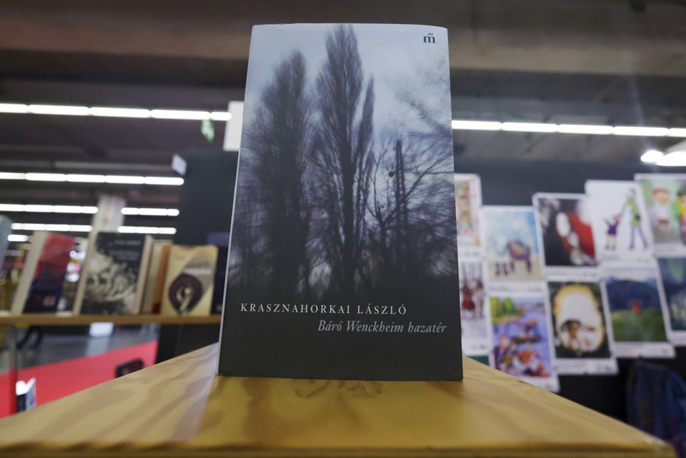 Книга угорського письменника Ласло Краснагоркаї на книжковому стенді на Франкфуртському міжнародному книжковому ярмарку 2025
року, у Франкфурті, Німеччина, 15 жовтня 2025 року.